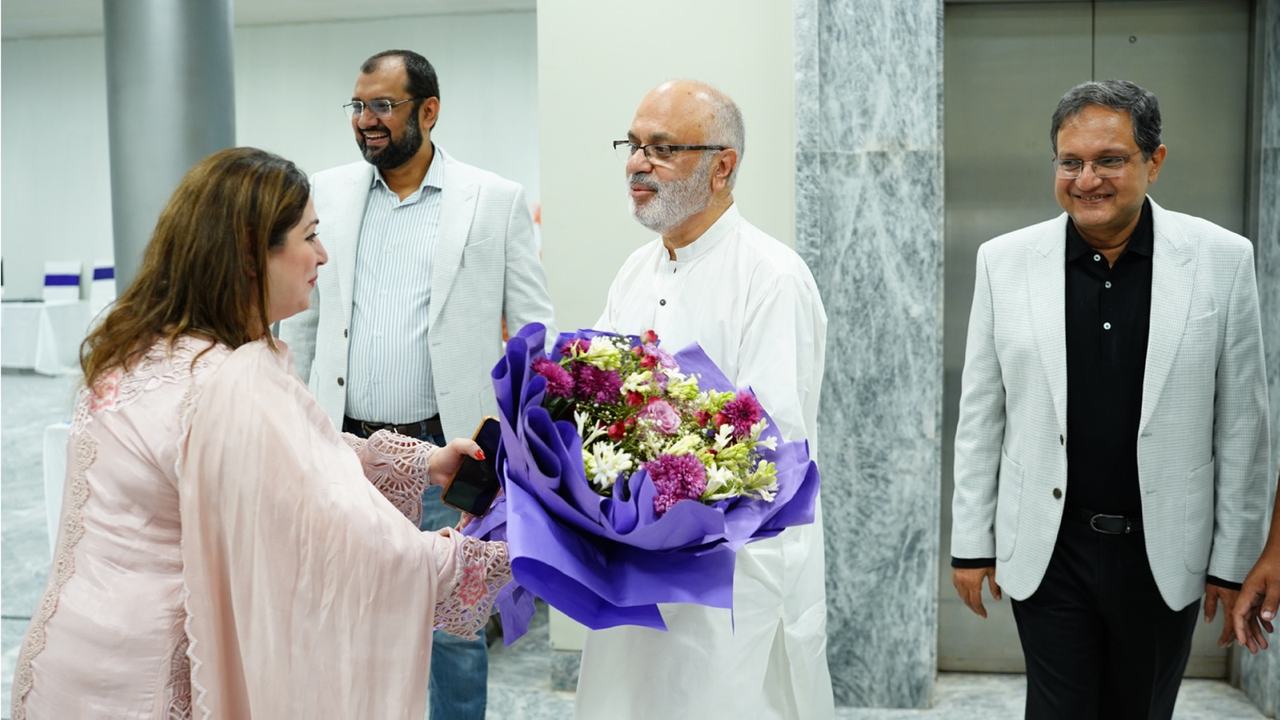 Guests welcomed with flowers at the 3rd edition finale